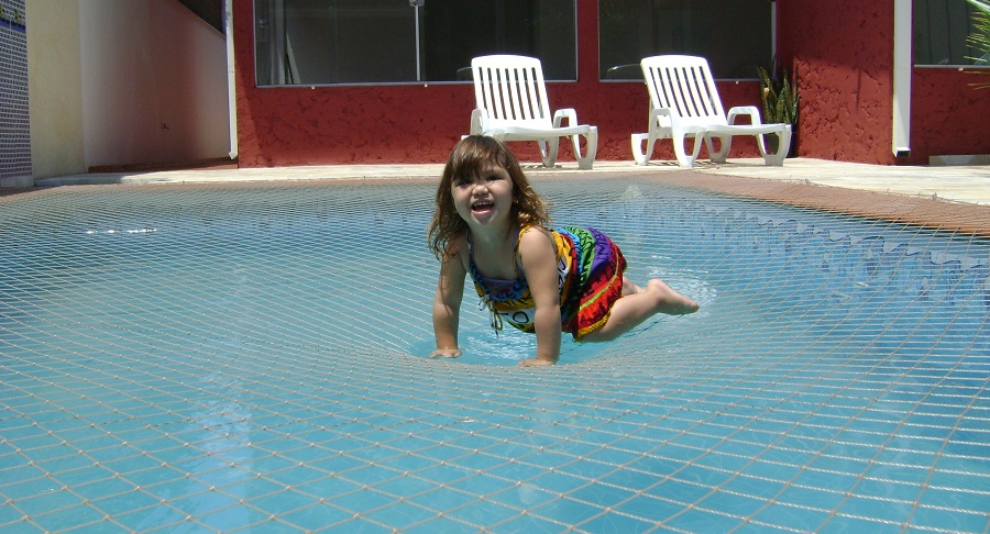 Posso instalar redes de proteção sobre a piscina?